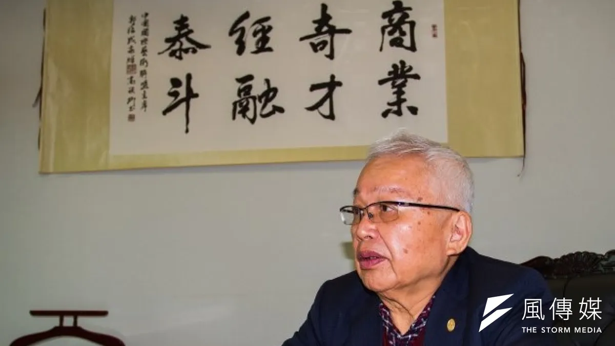 劉泰英辦公室背後高懸的「商業奇才 經融泰斗」。(呂紹煒攝)