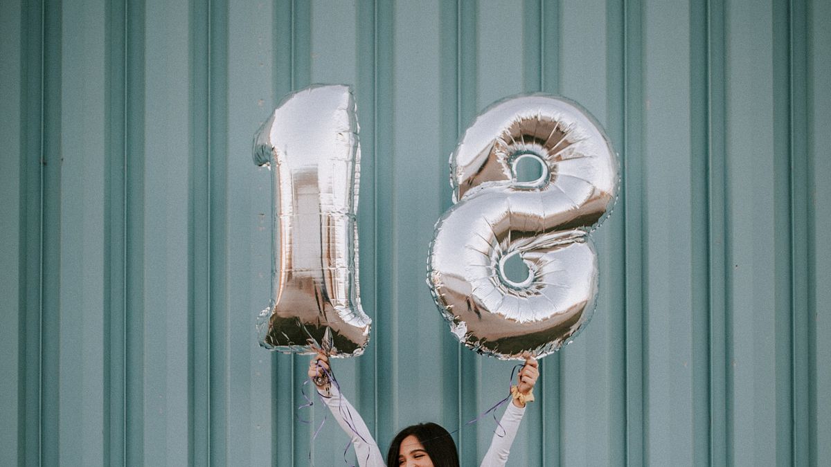 立法院會今天三讀修正通過民法部分條文等案,將民法成年年齡下修為18歲,並設緩衝期,定於民國112年1月1日施行。(示意圖,取自Unsplash) 立法院會今天三讀修正通過民法部分條文等案,將民法成年年齡下修為18歲,並設緩衝期,定於民國112年1月1日施行。(示意圖,取自Unsplash)