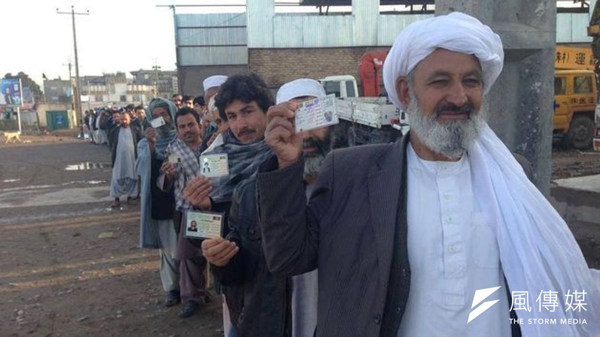 阿富汗民眾排隊投票。(Amanallah Nasrat提供) 阿富汗民眾排隊投票。(Amanallah Nasrat提供)
