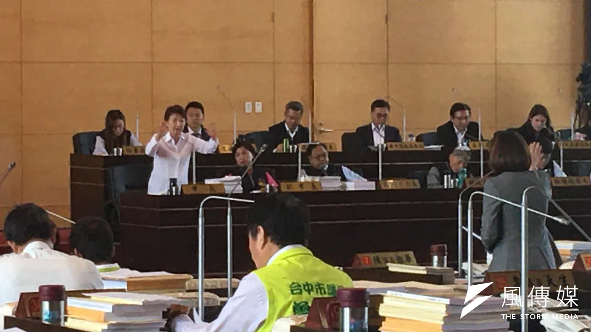 台中市長盧秀燕答覆市議員陳淑華提出將水湳經貿園區的智慧營運中心定位為「台灣智慧營運塔」的質疑。(圖/王秀禾攝)