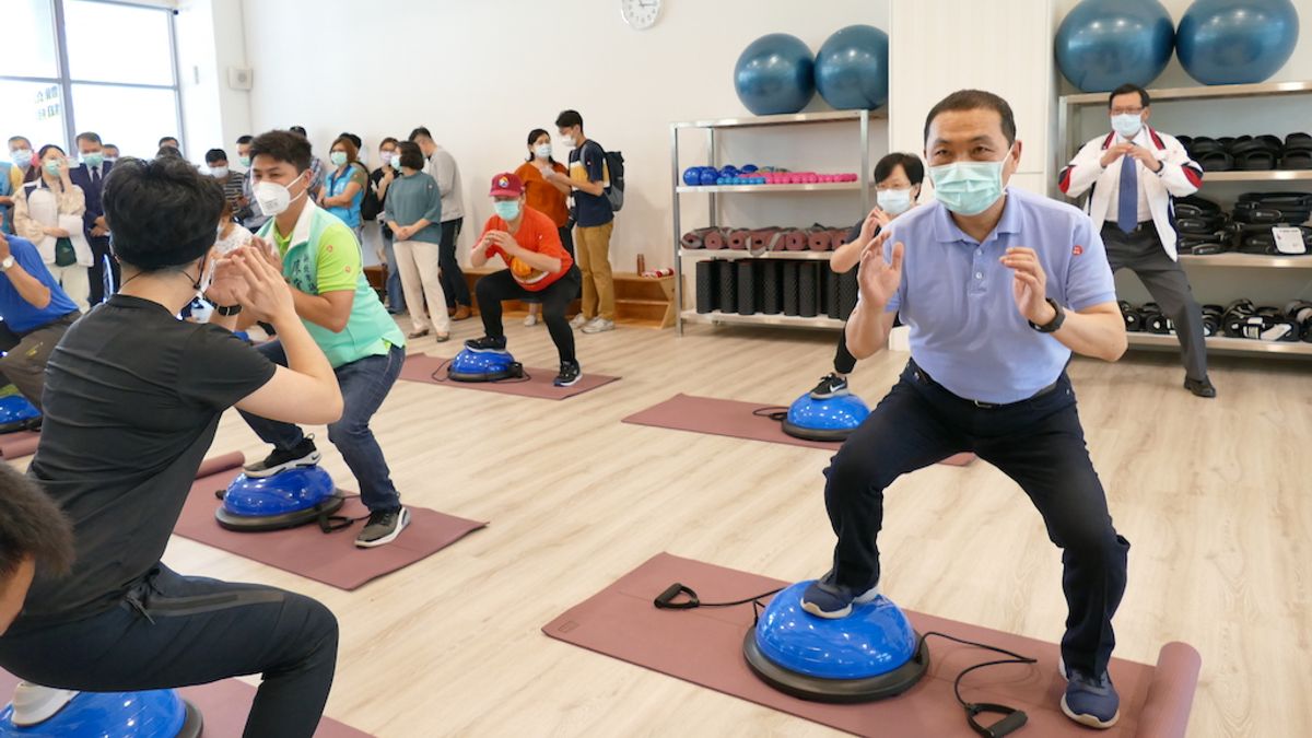 新北全國首創,結合產、官、學、醫、民共同打造銀髮族群優質的長者「智慧運動大學城」,市長侯友宜參觀有氧教室,並體驗有氧課程。(圖/新北市衛生局提供) 新北全國首創,結合產、官、學、醫、民共同打造銀髮族群優質的長者「智慧運動大學城」,市長侯友宜參觀有氧教室,並體驗有氧課程。(圖/新北市衛生局提供)