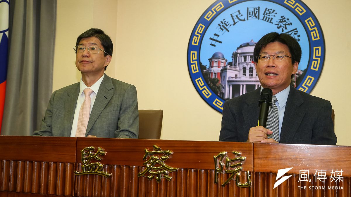 監察委員高涌誠(右)、蔡崇義(左)二度彈劾檢察官陳隆翔遭致非議。(顏麟宇攝) 監察委員高涌誠(右)、蔡崇義(左)二度彈劾檢察官陳隆翔遭致非議。(顏麟宇攝)