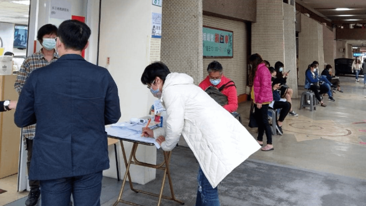 台北市勞動局局長陳信瑜(白衣者)親自到西門就業服務站關懷失業者排隊等候情形。(台北市政府提供) 台北市勞動局局長陳信瑜(白衣者)親自到西門就業服務站關懷失業者排隊等候情形。(台北市政府提供)