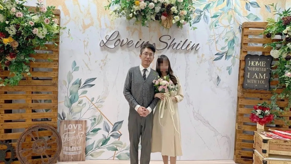 C女分享自己與前總統府發言人丁允恭已經領證結婚。(取自C女臉書)
