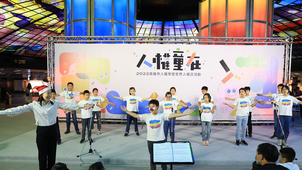 高市人權學堂舉辦紀念活動,邀請兒童表演團體演出,活動現場充滿童趣,吸引市民駐足關注。(圖/高市民政局提供) 高市人權學堂舉辦紀念活動,邀請兒童表演團體演出,活動現場充滿童趣,吸引市民駐足關注。(圖/高市民政局提供)