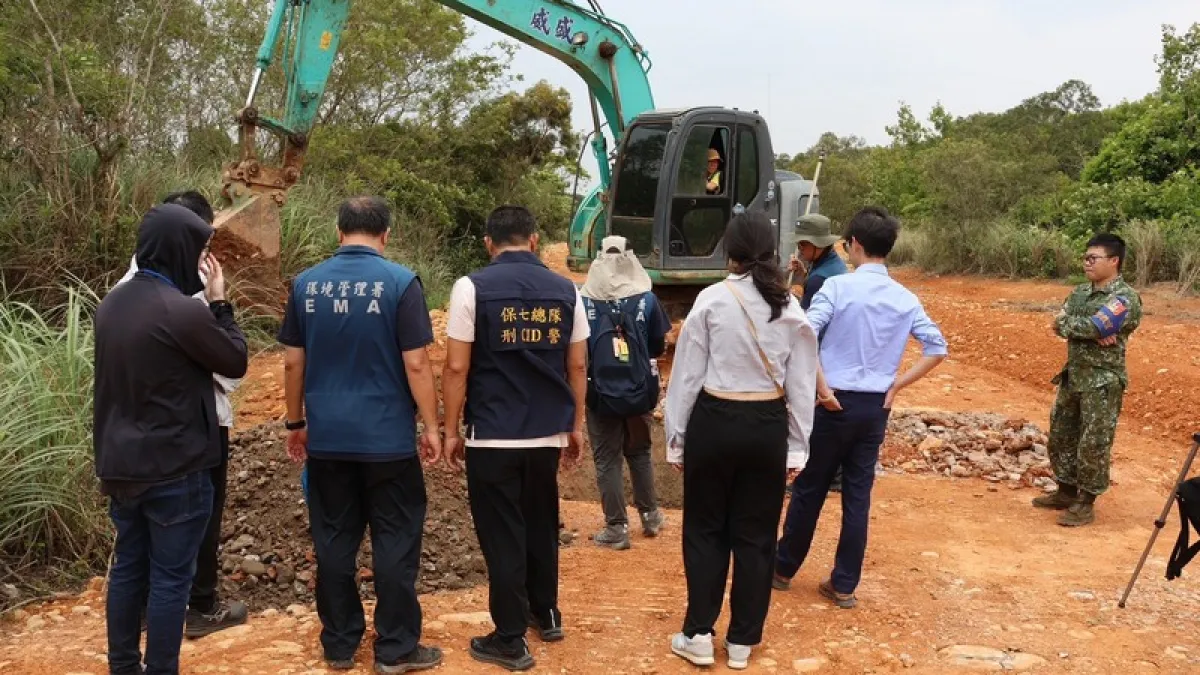 陸軍部隊訓練北區聯合測考中心(北測中心)湖口訓練場,遭不法業者假藉便道鋪設工程名義,非法回填土木或營建廢棄物混合物。(桃檢提供)