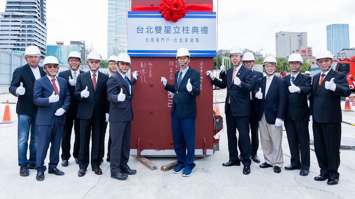 台北雙星董事長許崑泰與台北捷運局、設計、工程、營造等重要夥伴,共同於台北雙星第一柱上簽名,代表對工程安全重視與謹慎,也祝福建築物永久穩固(圖片來源:業者提供) 台北雙星董事長許崑泰與台北捷運局、設計、工程、營造等重要夥伴,共同於台北雙星第一柱上簽名,代表對工程安全重視與謹慎,也祝福建築物永久穩固(圖片來源:業者提供)