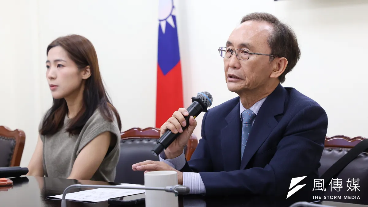 吳子嘉(右)9月2日赴北檢告發鄭朝方家族涉逃漏稅,北檢已將5人列為被告偵辦。(資料照,顏麟宇攝)