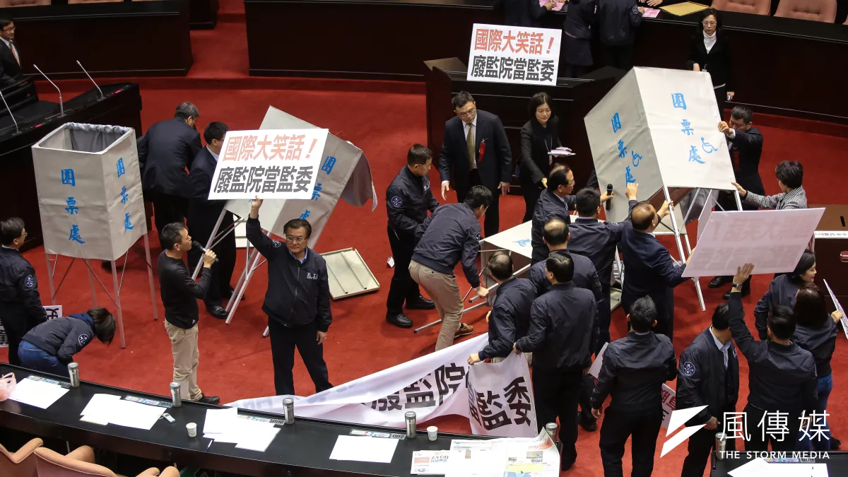 立法院臨時會16日舉行監委人事同意權投票,國民黨團於議場內高喊「國際大笑話!主張廢監院有臉當監委」,並推倒圈票處。(顏麟宇攝)