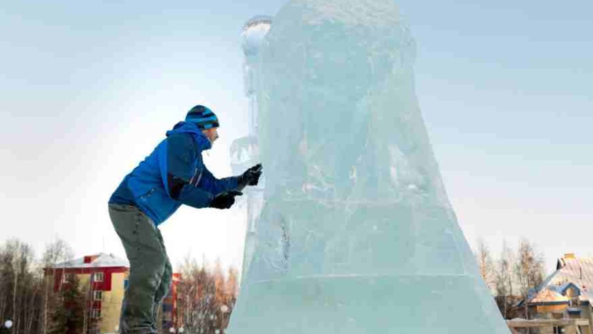 冰雕師的日薪最高可以達到人民幣1到2萬元(約新台幣4到5萬元),儘管薪資優渥,但仍然面對人力短缺的困境。(示意圖/截取自iStock) 冰雕師的日薪最高可以達到人民幣1到2萬元(約新台幣4到5萬元),儘管薪資優渥,但仍然面對人力短缺的困境。(示意圖/截取自iStock)