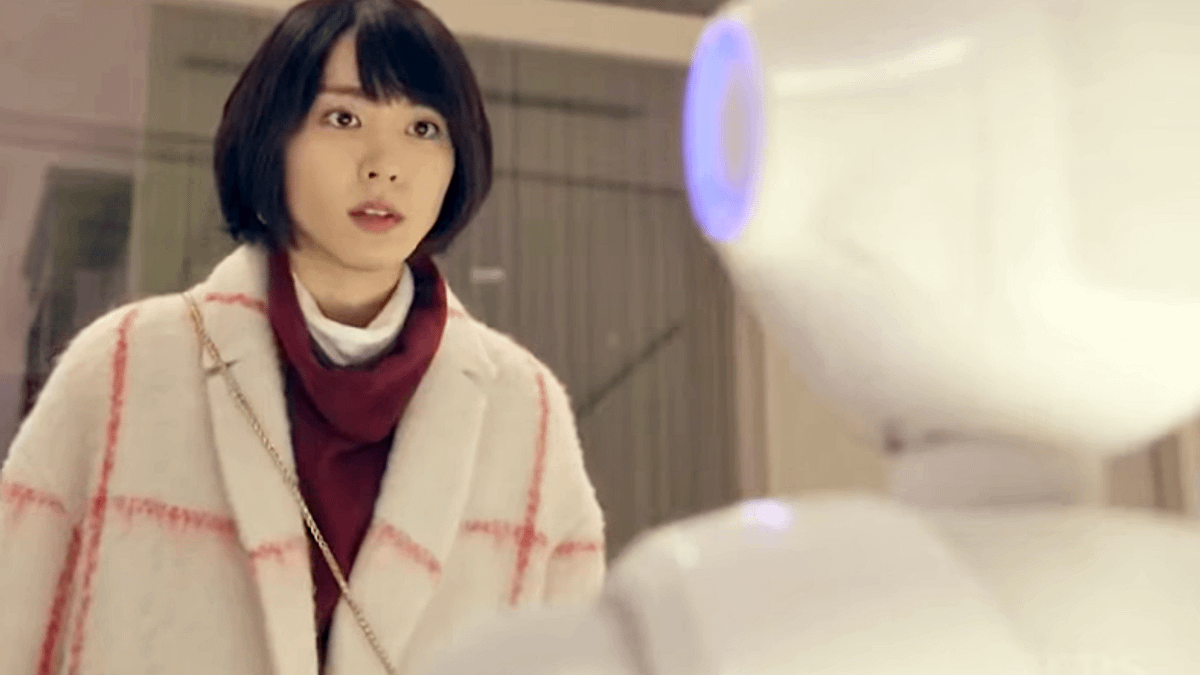 日劇《月薪嬌妻》第9集出現機器人Pepper,女主角問它:「你會煮飯,做蛋糕嗎?」(翻攝自youtube) 日劇《月薪嬌妻》第9集出現機器人Pepper,女主角問它:「你會煮飯,做蛋糕嗎?」(翻攝自youtube)