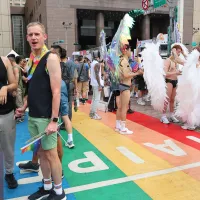 2025年の台湾LGBT+プライドで、台北市政府前のレインボー横断歩道に集まる参加者たち。(顔麟宇撮影) 2025年の台湾LGBT+プライドで、台北市政府前のレインボー横断歩道に集まる参加者たち。(顔麟宇撮影)