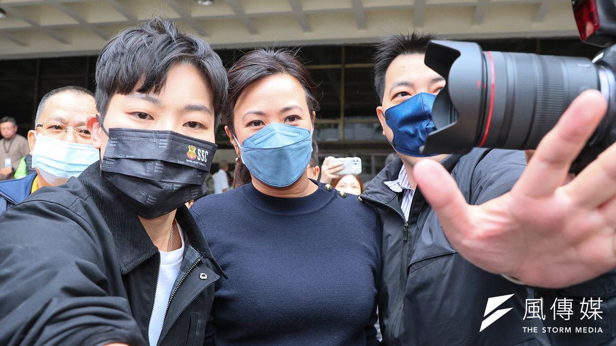 新光人壽慈善基金會董事長吳欣盈(中)今日遭北檢傳喚,訊後請回。(顏麟宇攝) 新光人壽慈善基金會董事長吳欣盈(中)今日遭北檢傳喚,訊後請回。(顏麟宇攝)