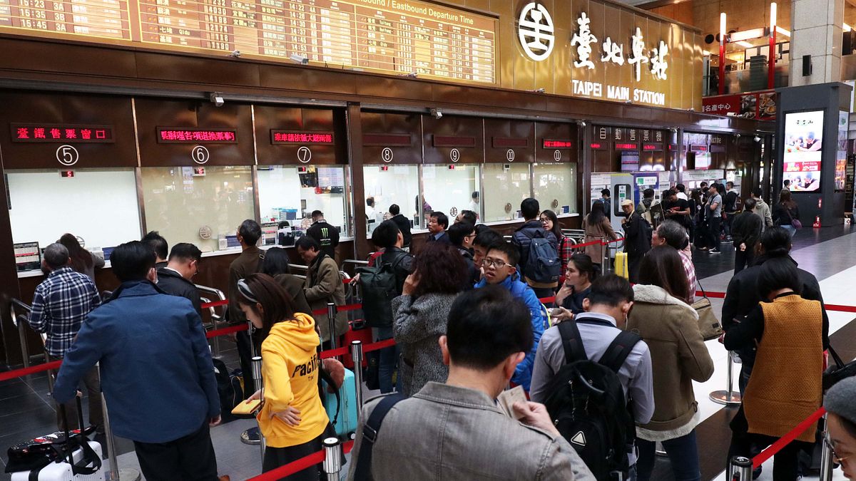 春節連假將至,台鐵、高鐵車票熱銷,為因應民眾需求,高鐵再加碼17班車。(資料照,蘇仲泓攝) 春節連假將至,台鐵、高鐵車票熱銷,為因應民眾需求,高鐵再加碼17班車。(資料照,蘇仲泓攝)