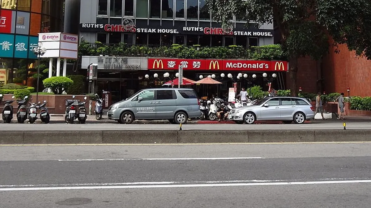 1992年4月28日歹徒為恐嚇取財,於多家麥當勞設置水銀炸彈,最終造成一名員警身亡。(圖/取自Wikipedia) 1992年4月28日歹徒為恐嚇取財,於多家麥當勞設置水銀炸彈,最終造成一名員警身亡。(圖/取自Wikipedia)