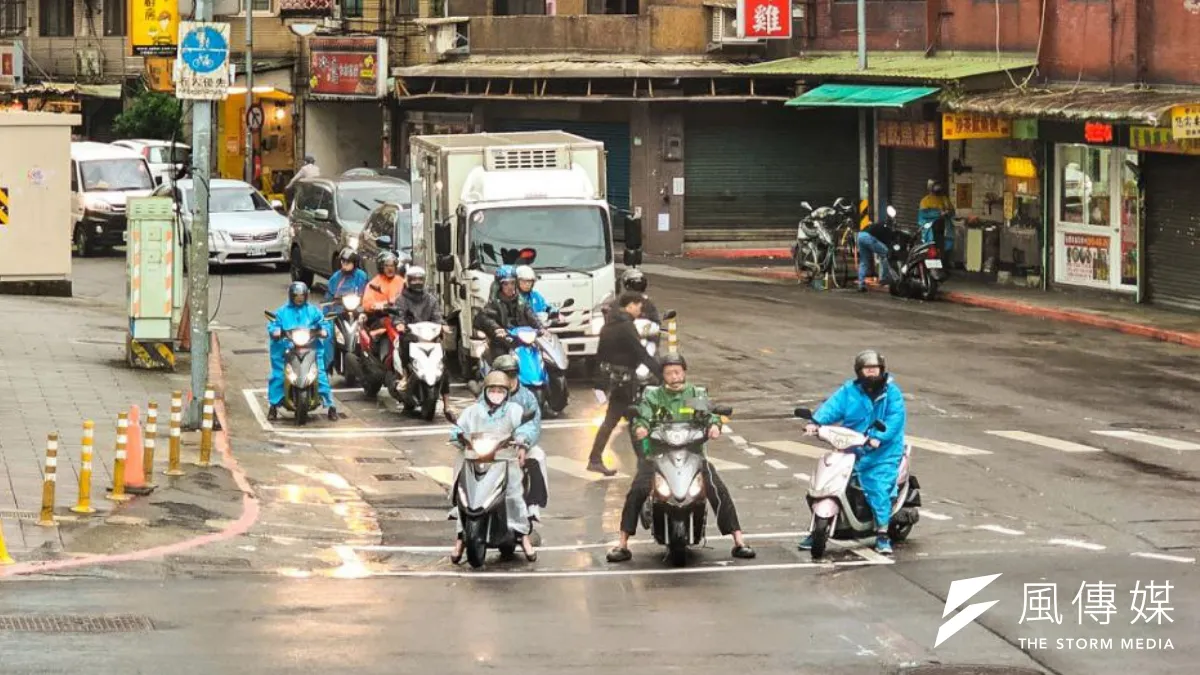 機車待轉壓到斑馬線恐罰1800元?警方回應待轉格若規劃過小或不合理,執法將視情況勸導不直接舉發。(資料照/洪煜勛攝)