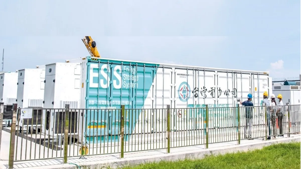 圖一、儲能系統可以達到電力削峰填谷的作用,同時也可將電力輸出平滑化,穩定電網頻率,讓電力輸出更平穩。圖片來源/台電月刊