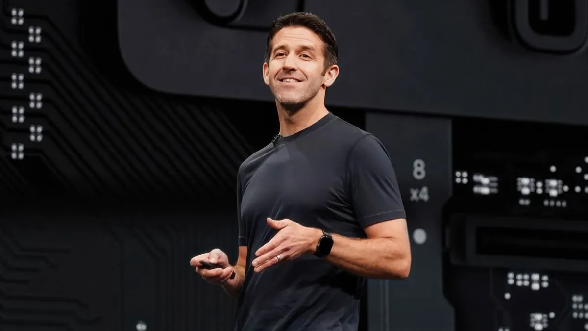 蘋果公司硬體工程資深副總裁特納斯(John Ternus)將於今年9月1日正式接掌執行長一職,接下庫克手上的棒子。(X平台)