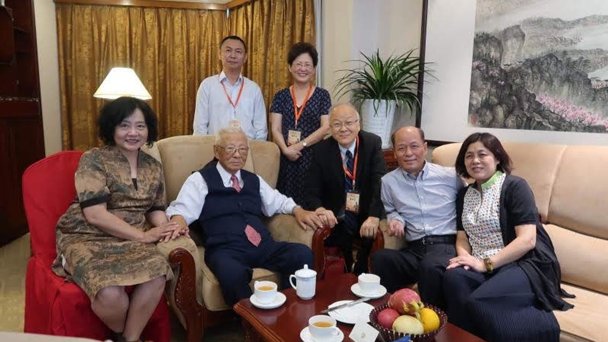 2018年9月16日許歷農出席北京第8屆中山黃埔兩岸情論壇,與會人士在其房間合影,該趟行程也是許歷農最後一次前往大陸。(紀欣提供) 2018年9月16日許歷農出席北京第8屆中山黃埔兩岸情論壇,與會人士在其房間合影,該趟行程也是許歷農最後一次前往大陸。(紀欣提供)