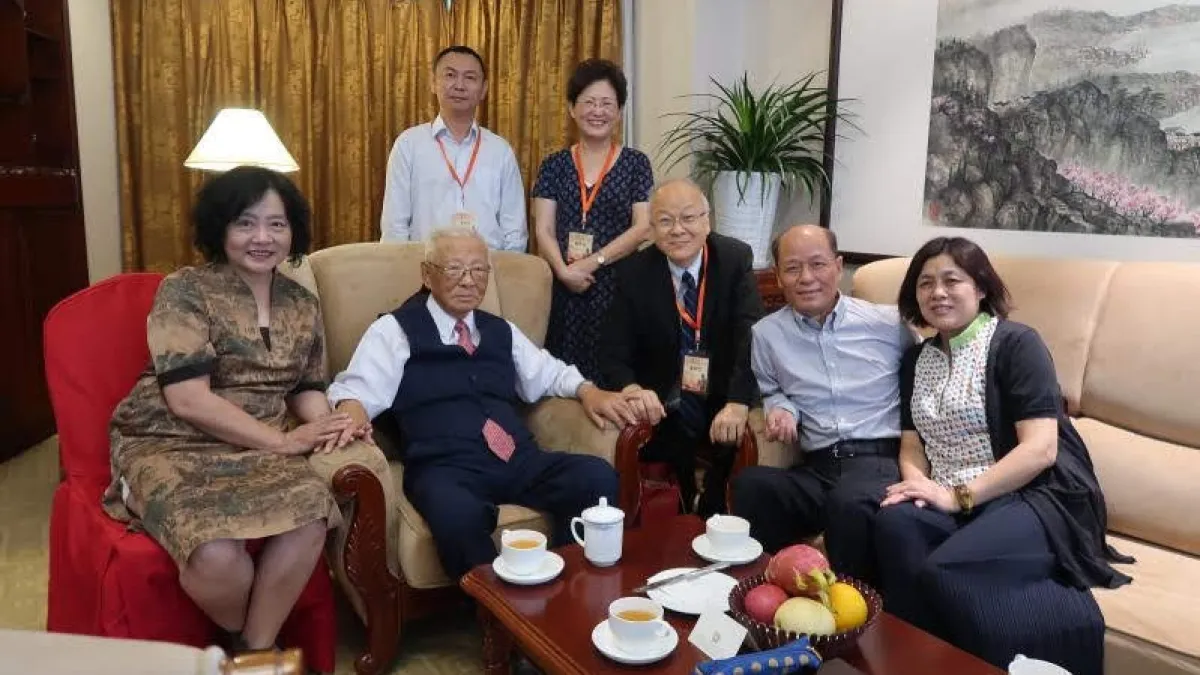2018年9月16日許歷農出席北京第8屆中山黃埔兩岸情論壇,與會人士在其房間合影,該趟行程也是許歷農最後一次前往大陸。(紀欣提供)