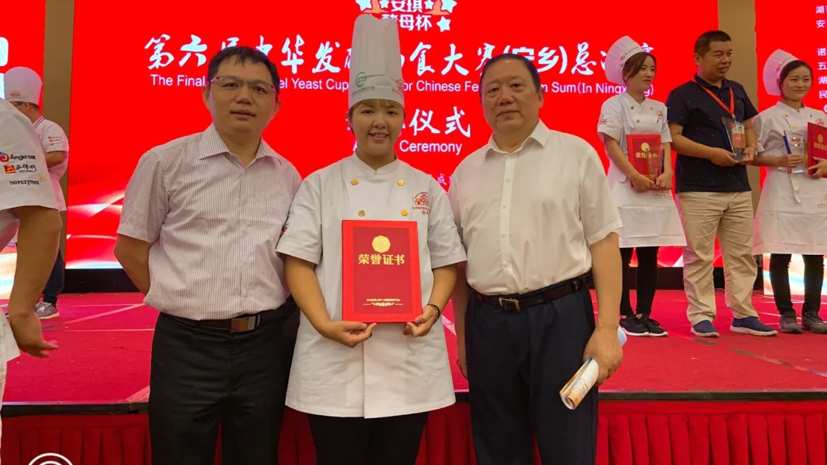 張意偵(中)與林宥君老師(左)及中國安琪酵母俞學鋒董事長合影。(圖/樹德科技大學提供)