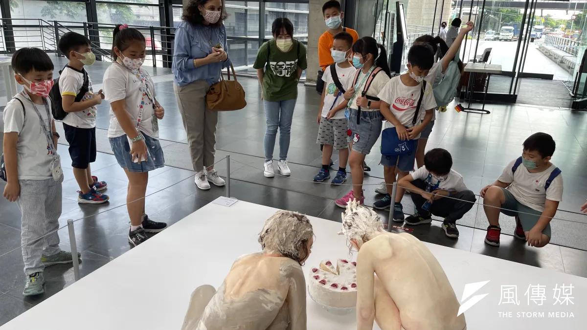 一群小朋友聚精會神看著以色列雕塑作品「蛋糕」,仔細一看,這是會咬人的蛋糕!(謝錦芳攝)
