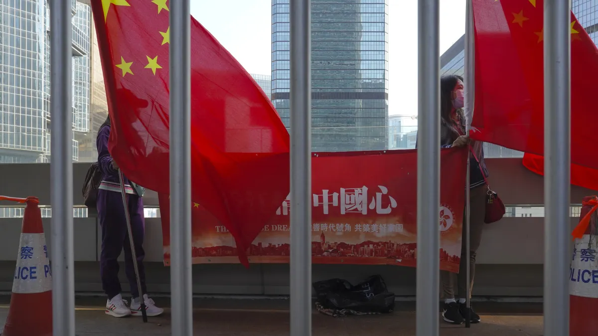 民進黨以「抗中保台」為名操作「大罷免運動」,將國民黨立委赴中訪問污名化為「通匪賣台」,卻對自身政治人物過去訪陸行為輕描淡寫,顯示明顯雙重標準。(AP)