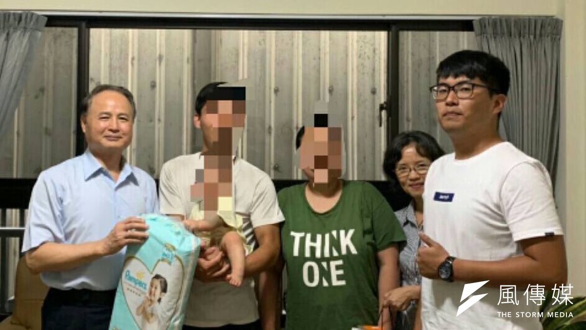 毒防局局長阮清陽(左一)主動拜訪「螢火蟲家族」結訓成員小金,關懷他過去用藥原因、戒癮動機以及戒癮後的生活狀況。(圖/徐炳文攝) 毒防局局長阮清陽(左一)主動拜訪「螢火蟲家族」結訓成員小金,關懷他過去用藥原因、戒癮動機以及戒癮後的生活狀況。(圖/徐炳文攝)