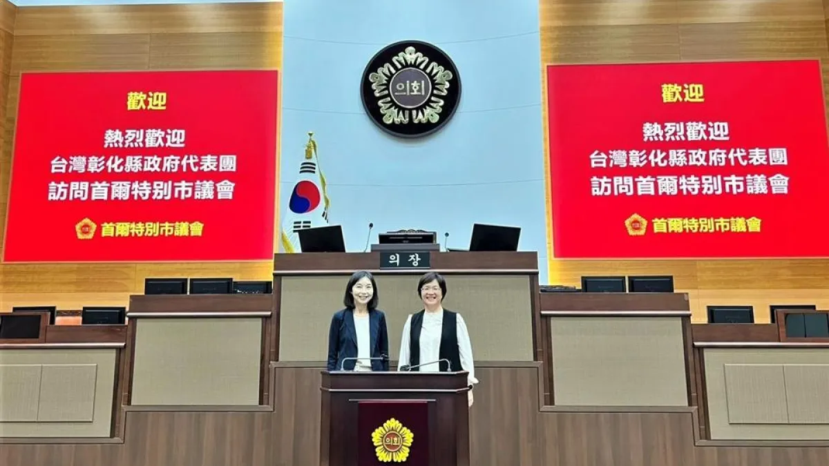 彰化縣長王惠美(右)率團至韓國首爾地區考察,至首爾市議會拜會議長崔好廷(Choi Ho-jeong)(左)。(圖/彰化縣政府)