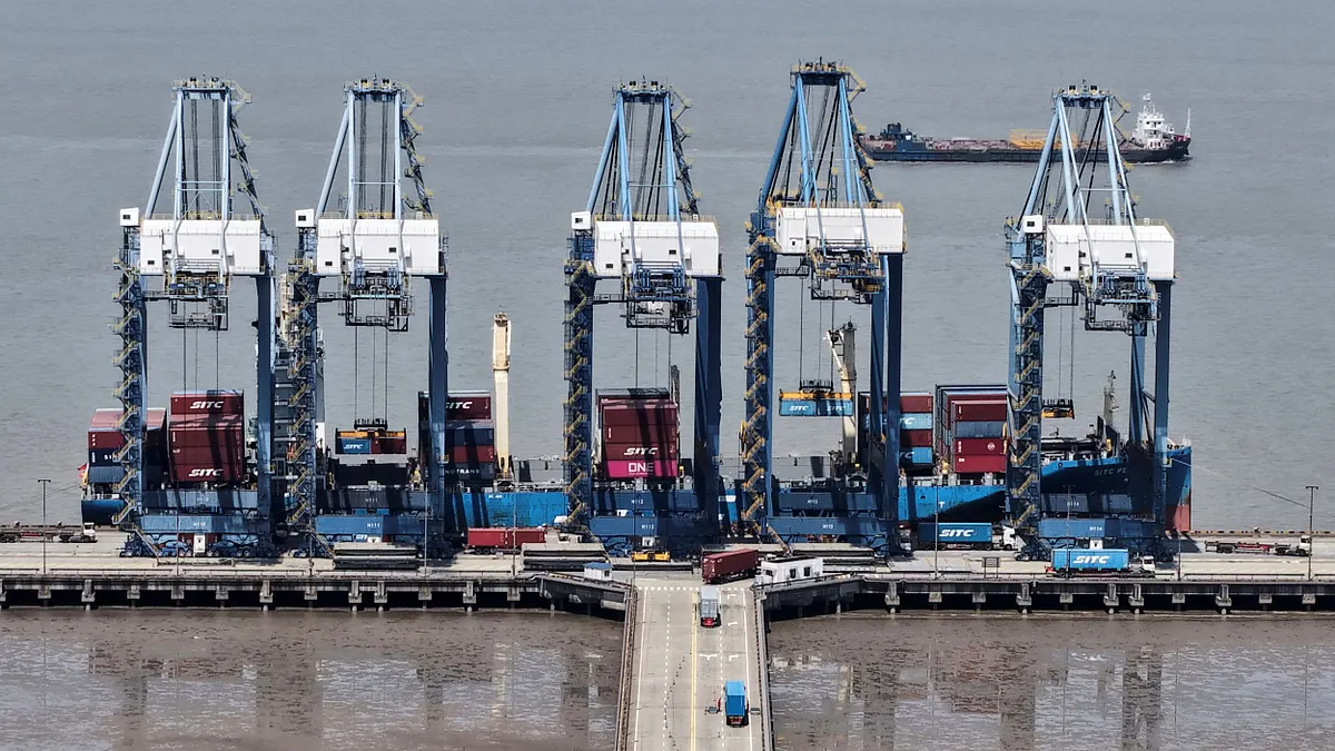 美中關稅戰後,中國對美國的出口貨物量急速下降。圖為上海貨櫃碼頭。(資料照,美聯社)