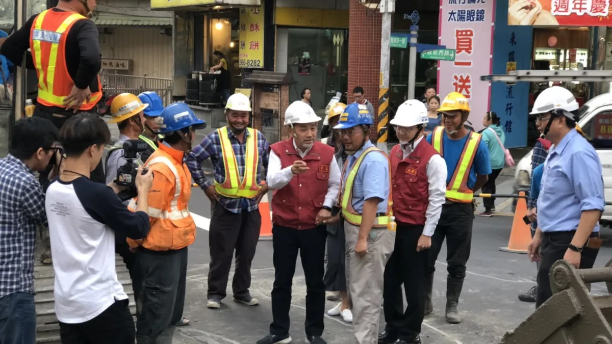 11月6日板橋區館前西路與南雅南路一段交叉路口發生自來水管破損洩漏,新北市災害應變中心及板橋區公所獲報後,立即至現場成立前進指揮所,市長侯友宜亦於現場指揮。 (圖/新北市消防局提供)