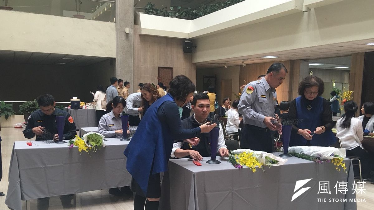 台中市中華花藝推廣協會在中市警察局辦另類花藝展,員警插花初體驗 。(圖/王秀禾攝) 台中市中華花藝推廣協會在中市警察局辦另類花藝展,員警插花初體驗 。(圖/王秀禾攝)