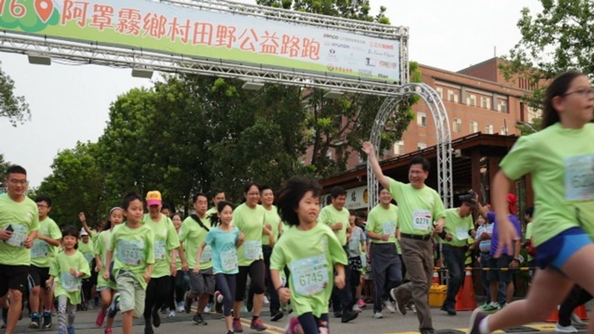 新人參與路跑見證愛情 林佳龍加持幫新人證婚 新人參與路跑見證愛情 林佳龍加持幫新人證婚