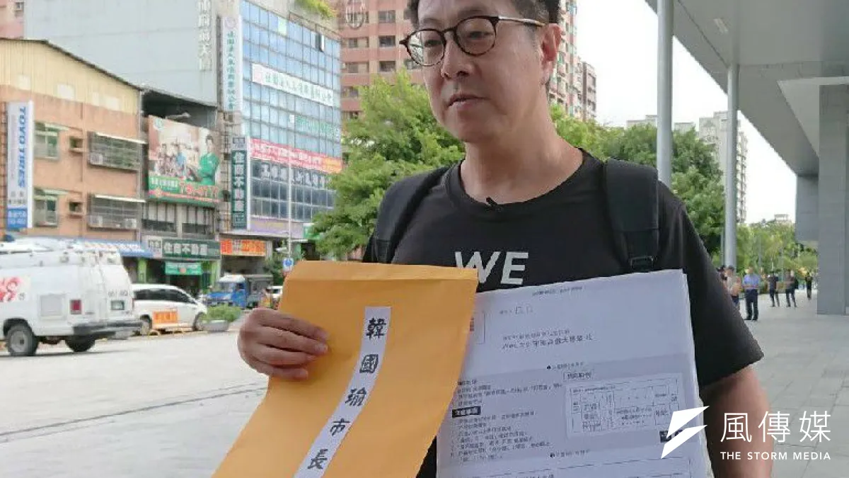 WeCare高雄發言人尹立將罷韓三十連署提案書指名轉給韓國瑜,由鳳山行政中心人員簽收。(圖/徐炳文攝)