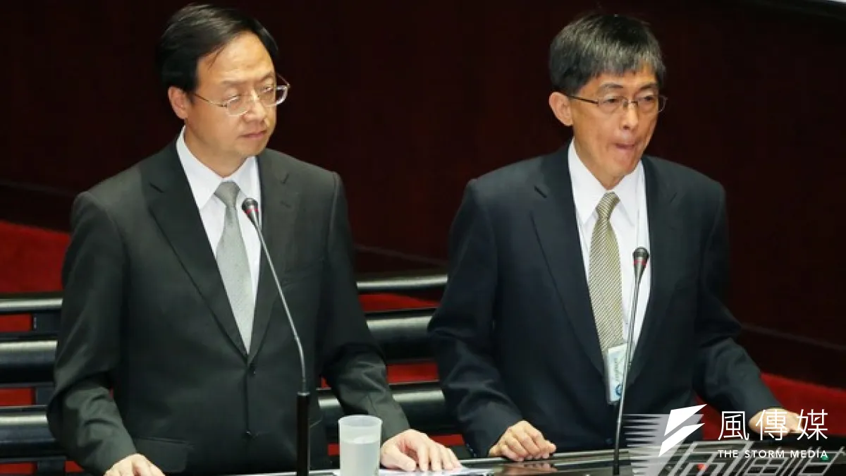 立法院16日進行施政總質詢,行政院長江宜樺(左)與環保署長魏國彥列席備詢。(余志偉攝)