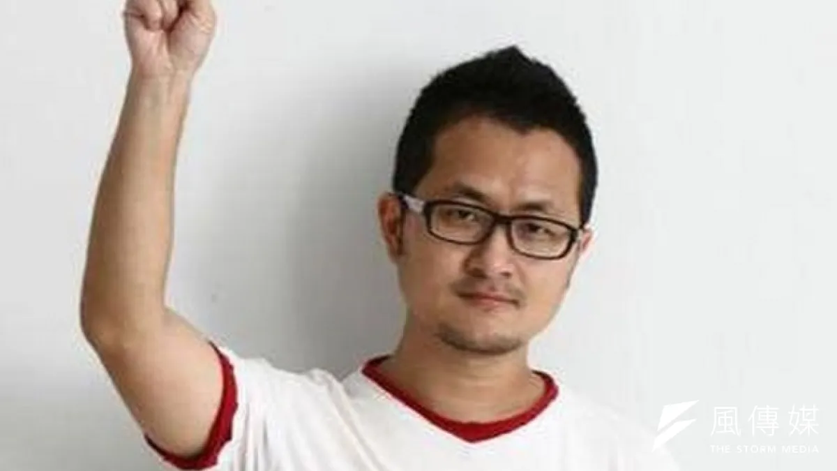 鎮暴警察24日淩晨驅離學生,作家九把刀在臉書上發起「國家暴力,臉書關燈」行動。(取自九把刀臉書)
