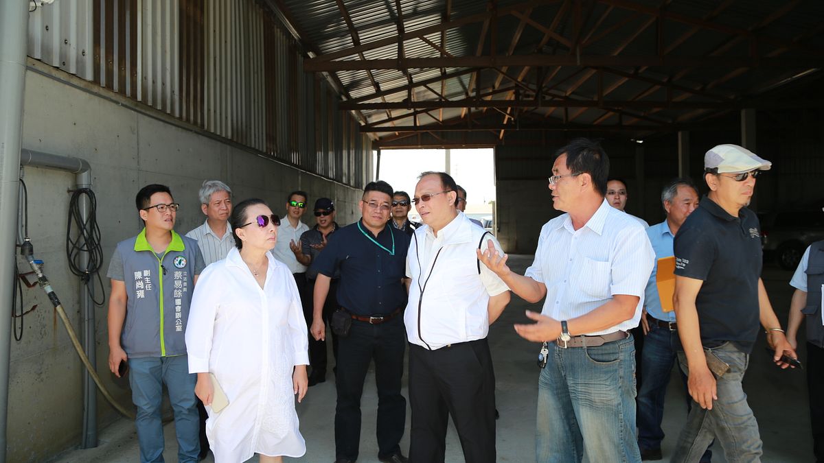 農委會主委林聰賢訪視嘉義縣畜牧場沼氣發電,張花冠縣長力推循環農業。〔圖/嘉義縣政府提供〕 農委會主委林聰賢訪視嘉義縣畜牧場沼氣發電,張花冠縣長力推循環農業。〔圖/嘉義縣政府提供〕