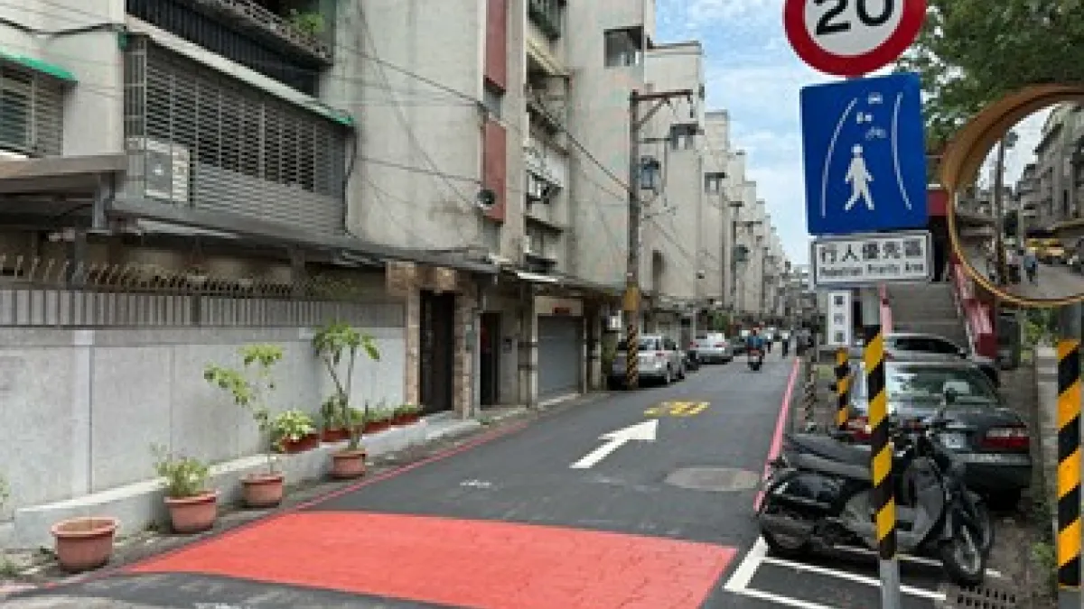 行人優先區內,行人可在道路範圍內優先通行,車輛必須隨時停讓行人,同時車輛行駛速度不得超過每小時20公里,並禁止按鳴喇叭。(圖/新北市政府交通局提供)