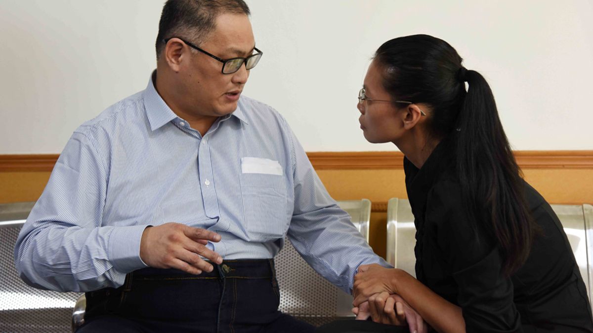 李明哲(左)2017年9月11日在湖南岳陽中院開庭前與太太李凈瑜(右)會面。(資料照,取自岳陽中院官方微博) 李明哲(左)2017年9月11日在湖南岳陽中院開庭前與太太李凈瑜(右)會面。(資料照,取自岳陽中院官方微博)