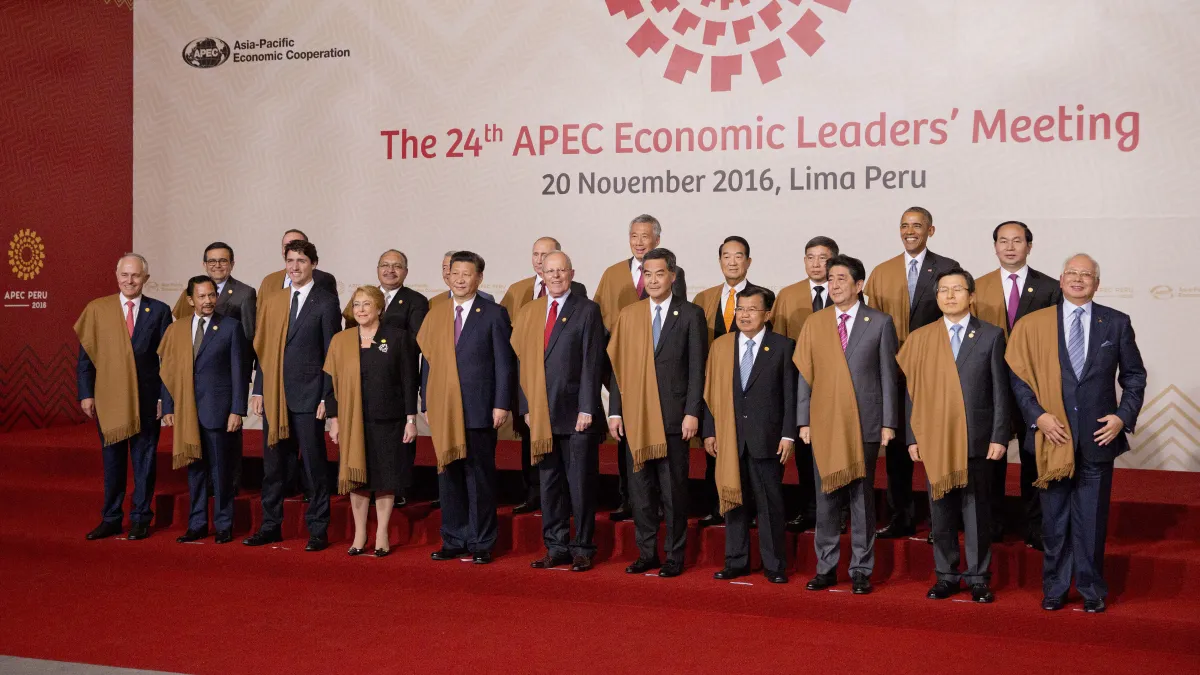 APEC成員國領袖與代表在利馬峰會後合影。(美聯社)