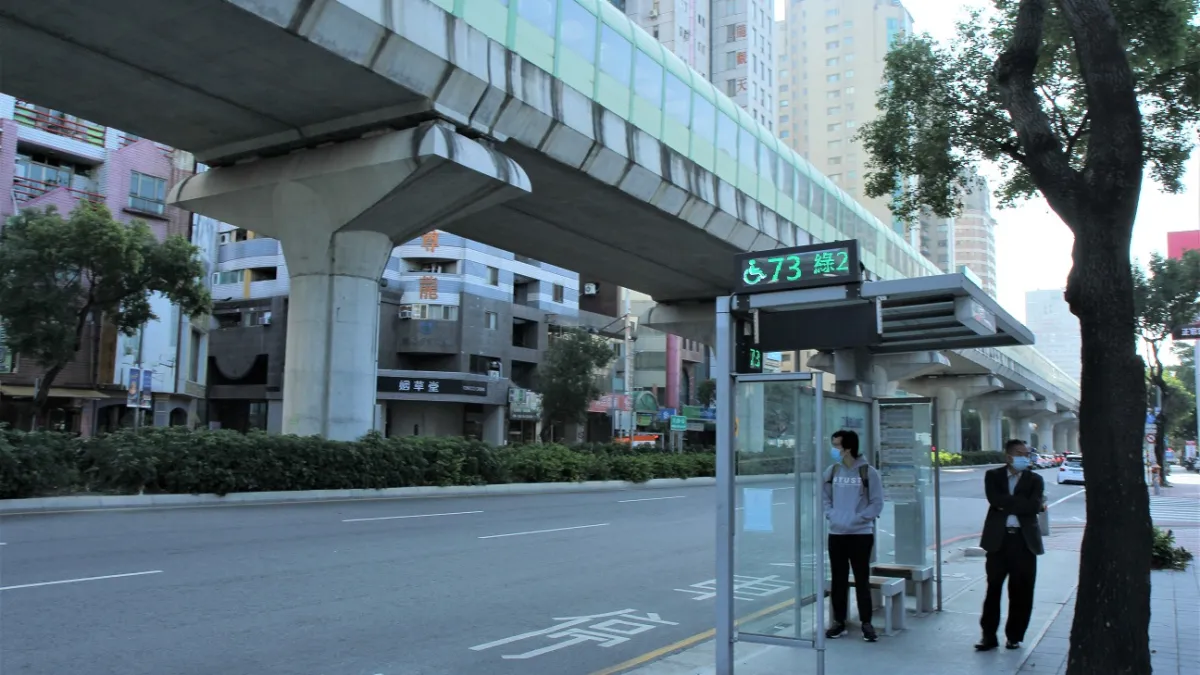 台中市府完成公車業者評鑑,另外市府也升級「候車亭服務燈2.0」,乘客透過手機啟動服務燈。(圖/台中市政府)