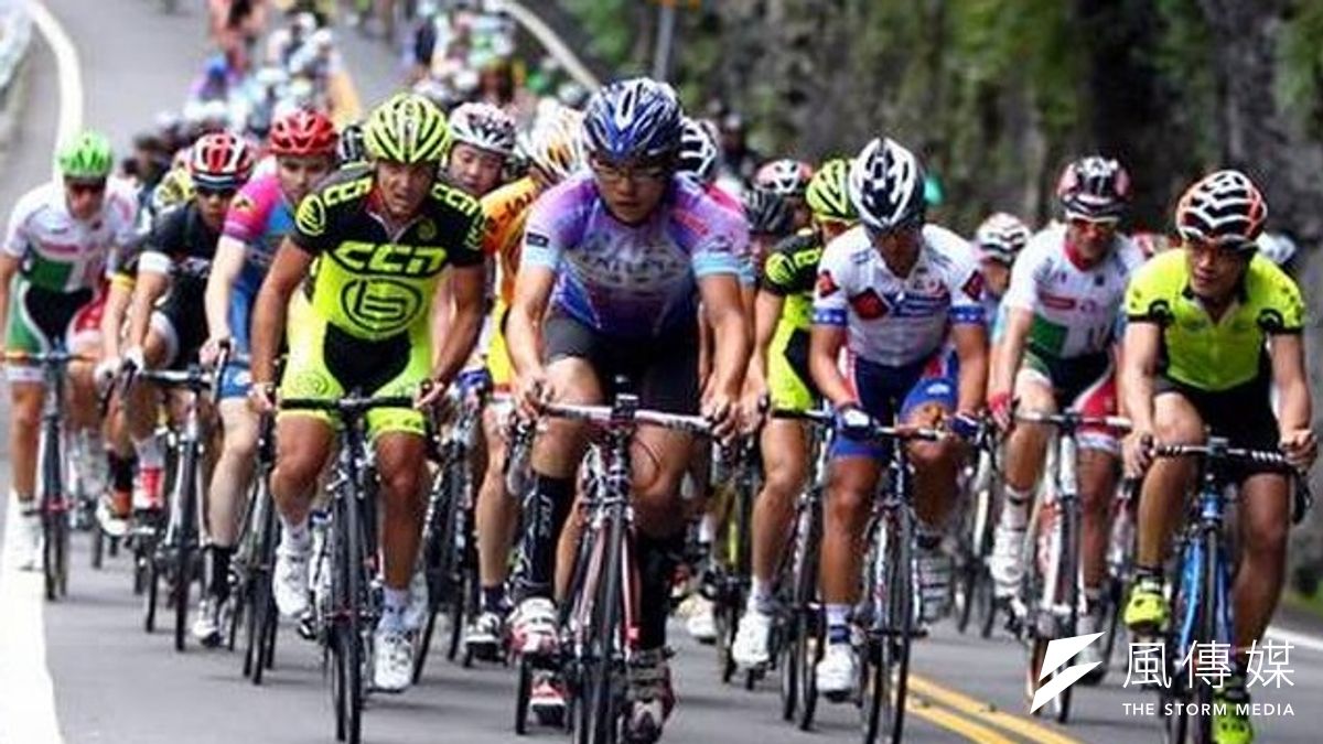 國內外好手一同挑戰台灣東部崎嶇山區,爬坡路段仍不減速度。(照片來源:臺灣自行車挑戰賽粉絲團/林嘉欣攝影) 國內外好手一同挑戰台灣東部崎嶇山區,爬坡路段仍不減速度。(照片來源:臺灣自行車挑戰賽粉絲團/林嘉欣攝影)