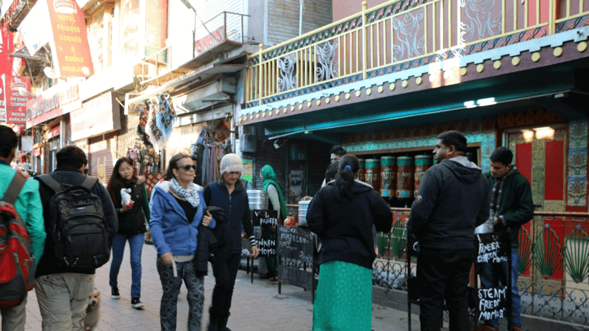 西方臉孔的遊客、販售藏式料理的印度人與流亡藏人們混雜而居的達蘭薩拉山城。(圖/想想論壇提供) 西方臉孔的遊客、販售藏式料理的印度人與流亡藏人們混雜而居的達蘭薩拉山城。(圖/想想論壇提供)