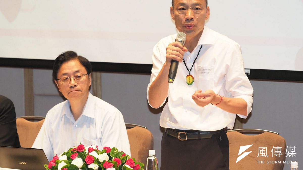 國民黨總統參選人韓國瑜(右)展開一系列「土地學習傾聽之旅」,到台南和國政顧問團一同發布觀光政策。(圖/徐炳文攝) 國民黨總統參選人韓國瑜(右)展開一系列「土地學習傾聽之旅」,到台南和國政顧問團一同發布觀光政策。(圖/徐炳文攝)