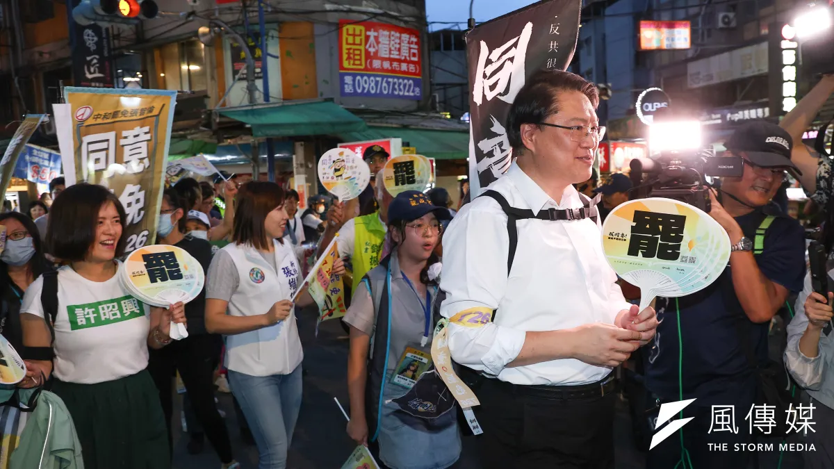 前民進黨秘書長林右昌(右)因大罷免失利而辭職下台,他沉潛至今,罕見將缺席2026年底大選。(顏麟宇攝)