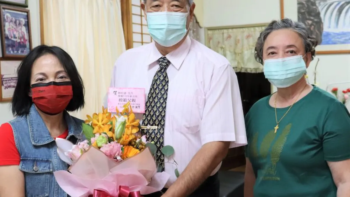 新北市原民局長羅美菁親送花和蛋糕,代表市長祝賀表揚模範父親林旺盛。(圖/新北市原民局提供)