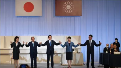在日本東京,前外相岸田文雄(中)與即將離任的首相菅義偉(左2)及其他候選人野田聖子(左1)、高市早葉(右2)和河野太郎(右1)慶祝贏得自民黨領導人選舉。