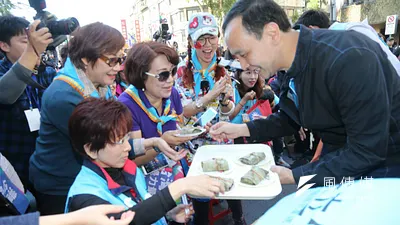 朱立倫競選總部成立,國民黨總統候選人朱立倫(右)請立法院副院長洪秀柱(左)吃草仔粿。(陳明仁攝)