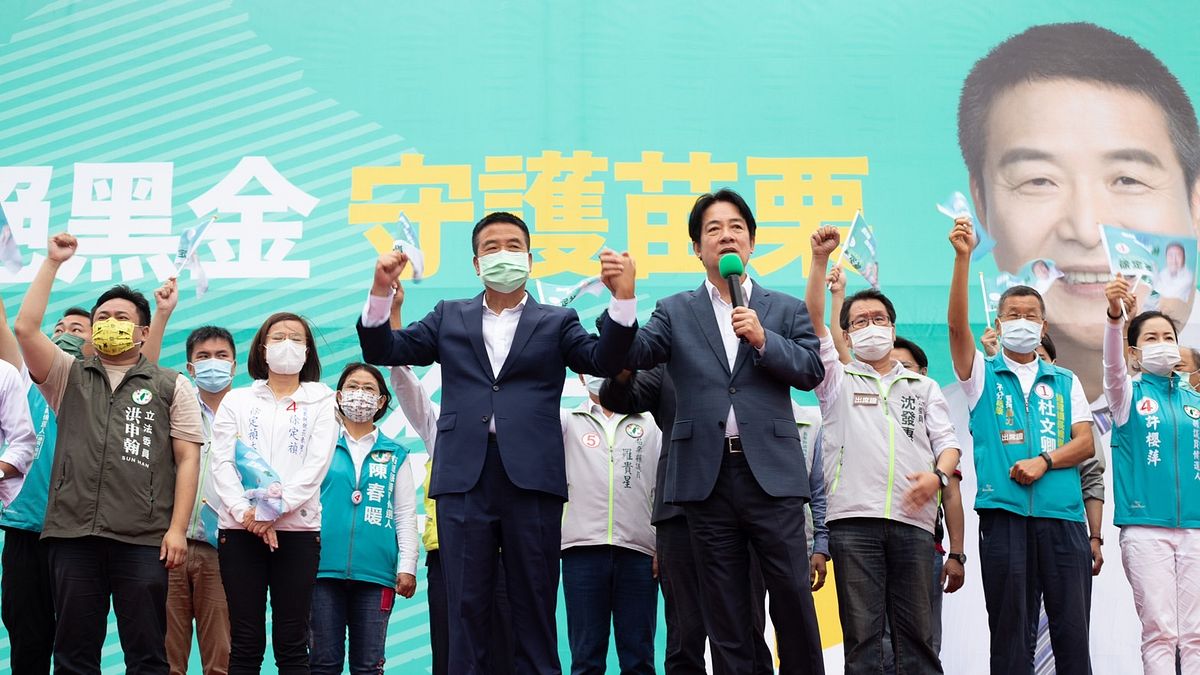 賴清德19日到苗栗市替徐定禎站台時,意有所指的向時代力量支持者喊話,為了苗栗的大義所在,一定要轉而支持徐定禎。(圖/徐定禎競選總部提供) 賴清德19日到苗栗市替徐定禎站台時,意有所指的向時代力量支持者喊話,為了苗栗的大義所在,一定要轉而支持徐定禎。(圖/徐定禎競選總部提供)