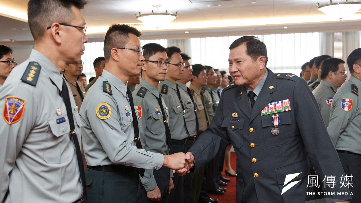 新任政治作戰局長簡士偉中將(右)。(資料照,取自軍聞社) 新任政治作戰局長簡士偉中將(右)。(資料照,取自軍聞社)